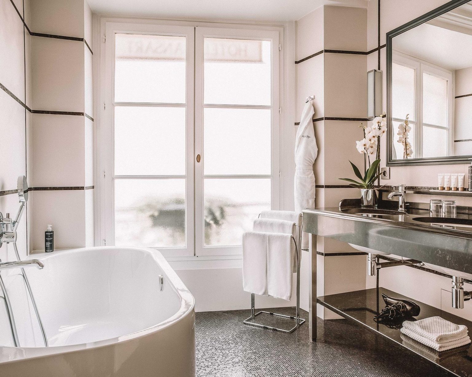 where to stay in paris for a romantic getaway
