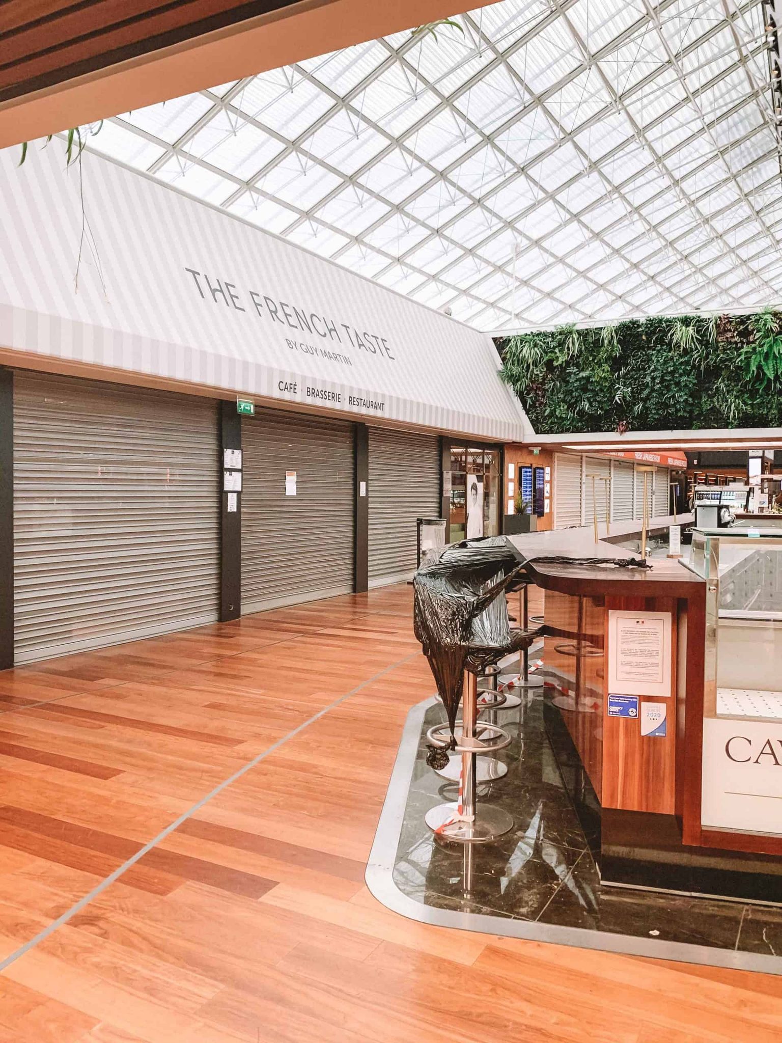 are airport shops closed 2020