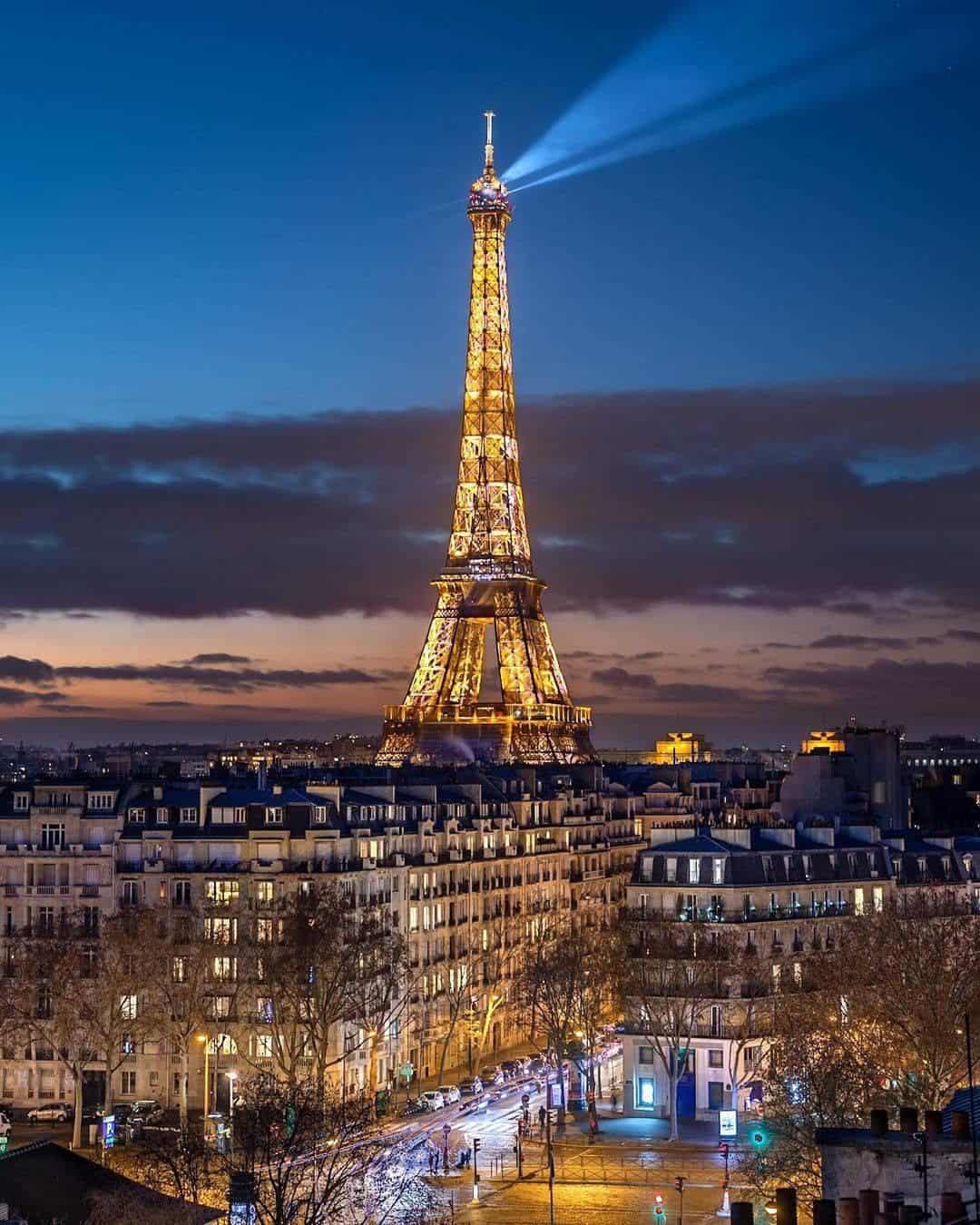 paris pic at night of eiffel tower petiteinparis