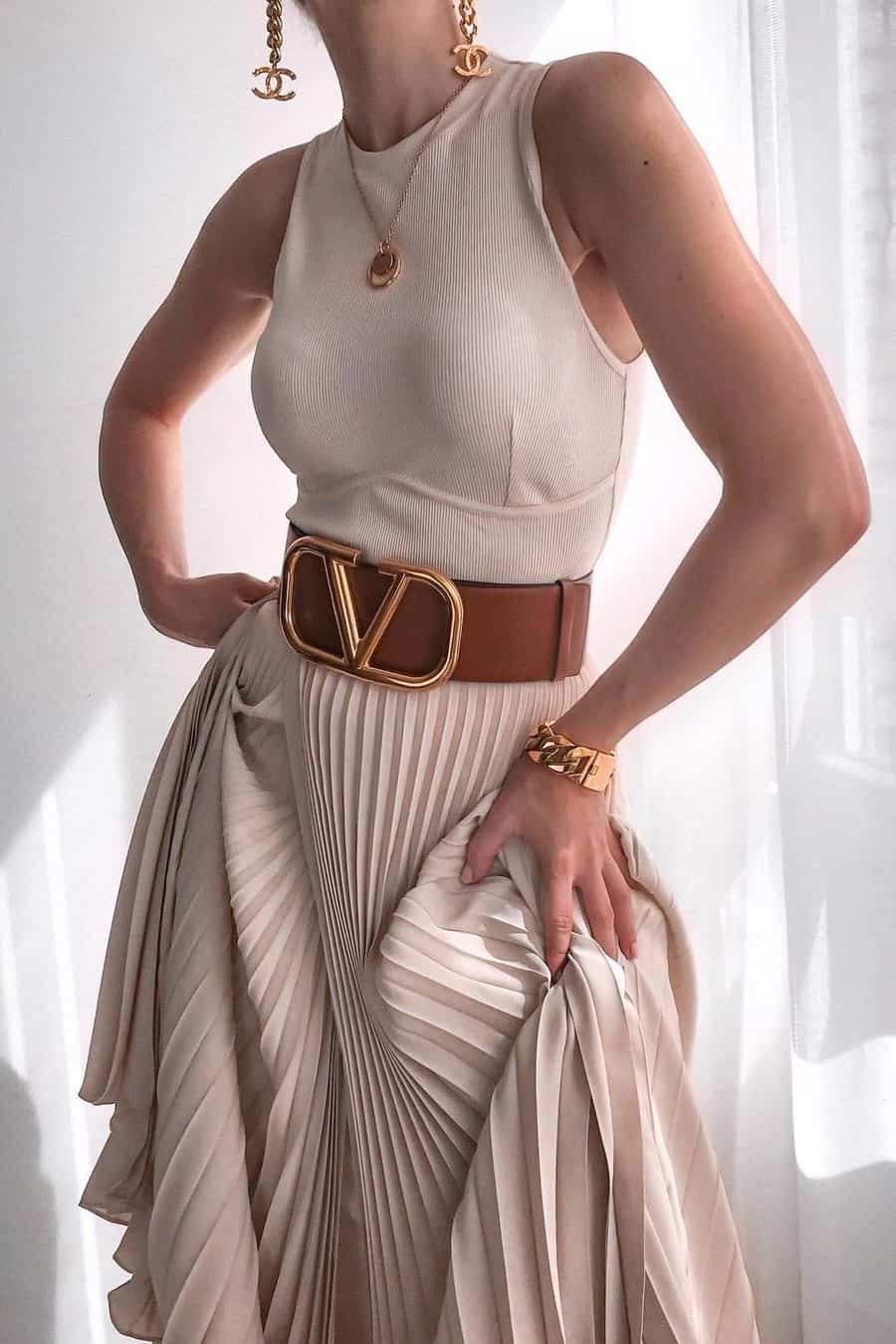 how to style a beige pleated skirt fashion blogger