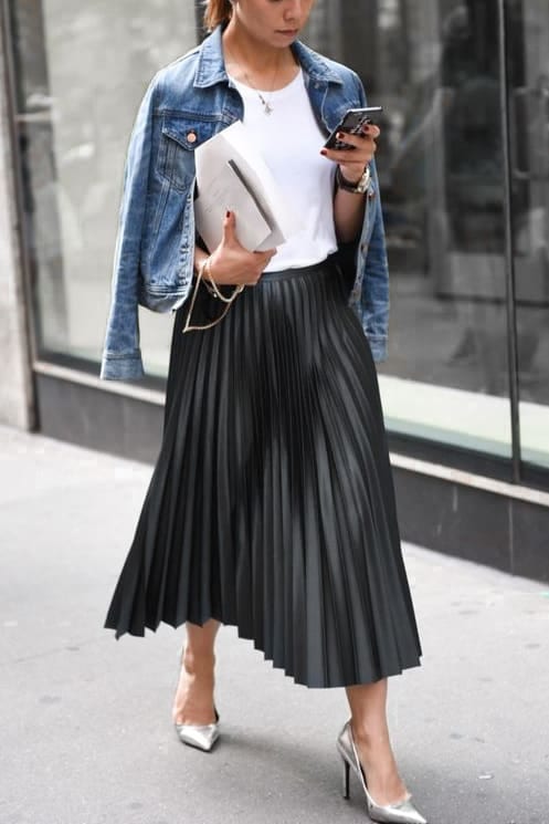 Black pleated skirt styled petite in paris
