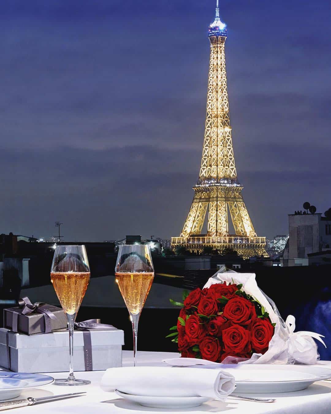 Romantic rooftop bars in Paris
