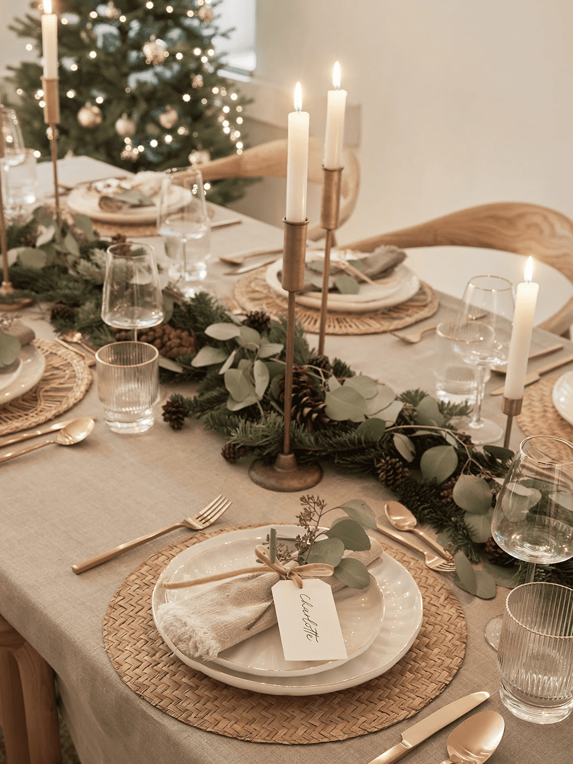 How to decorate a Christmas Table