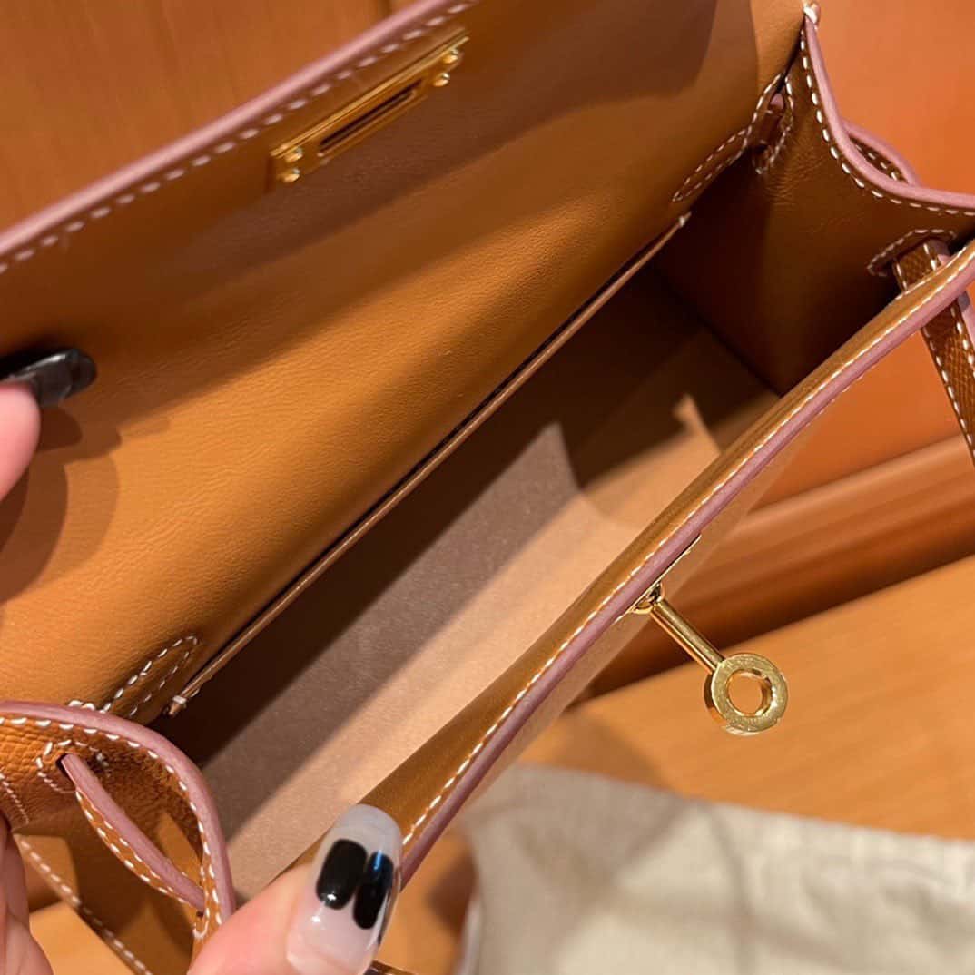 What fits inside a Hermes Kelly Mini