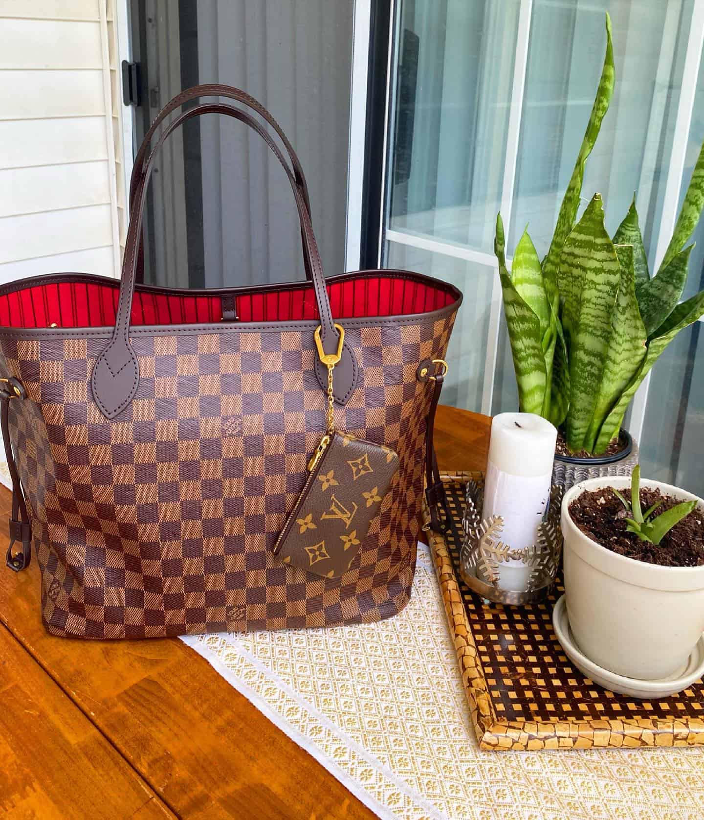 Can you still purchase a LV neverfull in stores