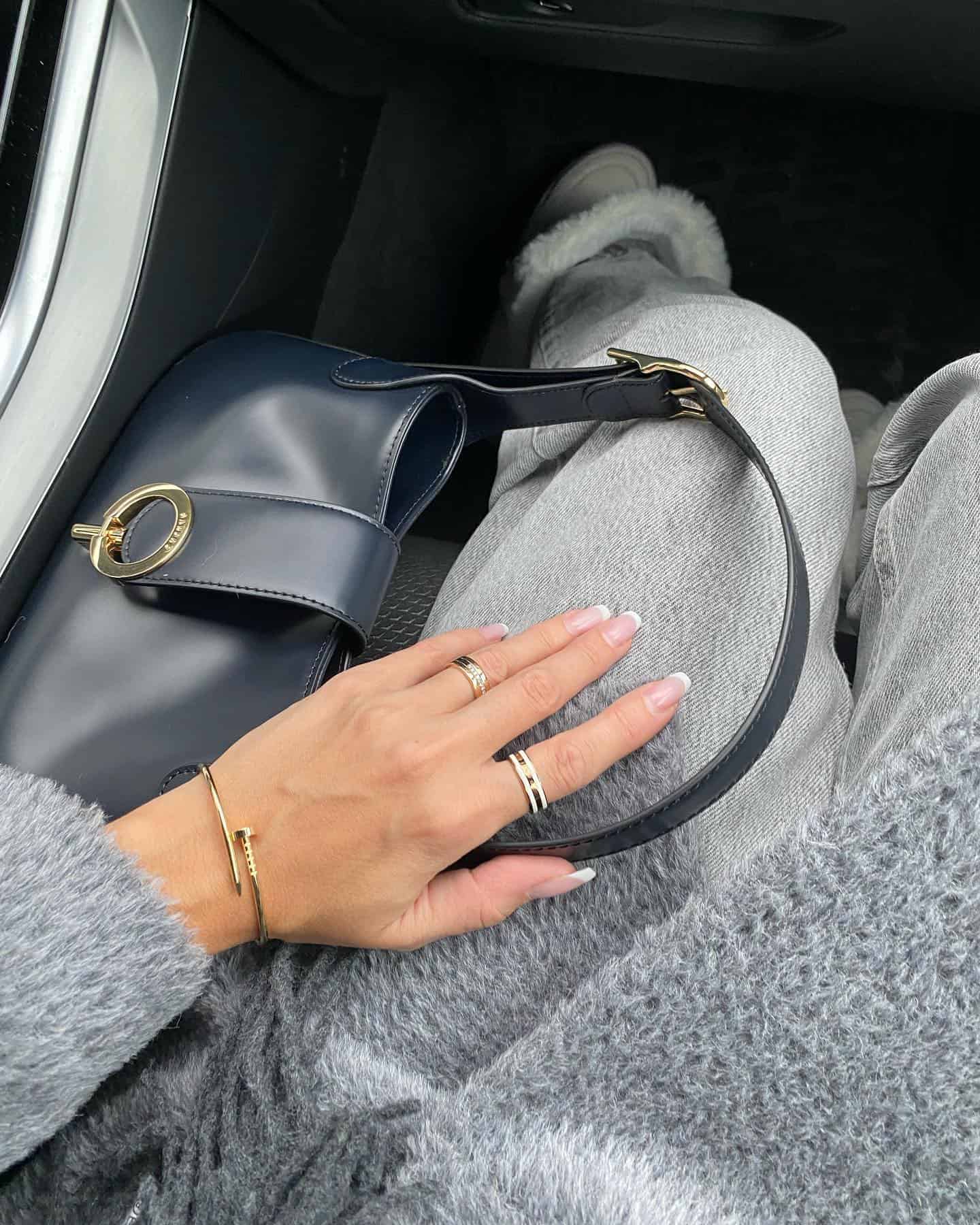 How much does the Juste un Clou bracelet size small weigh
