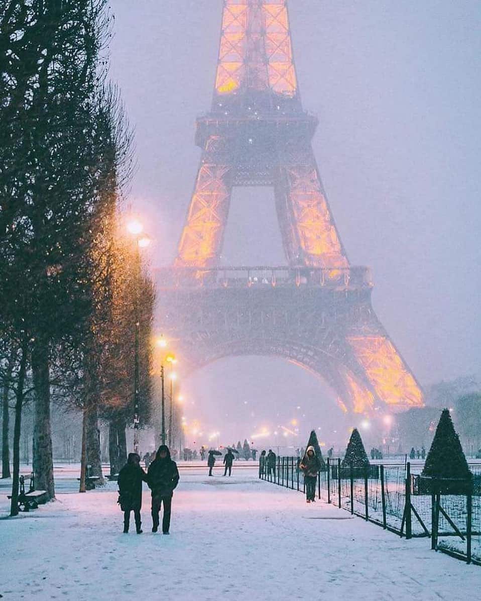 Eiffel tower in the snow