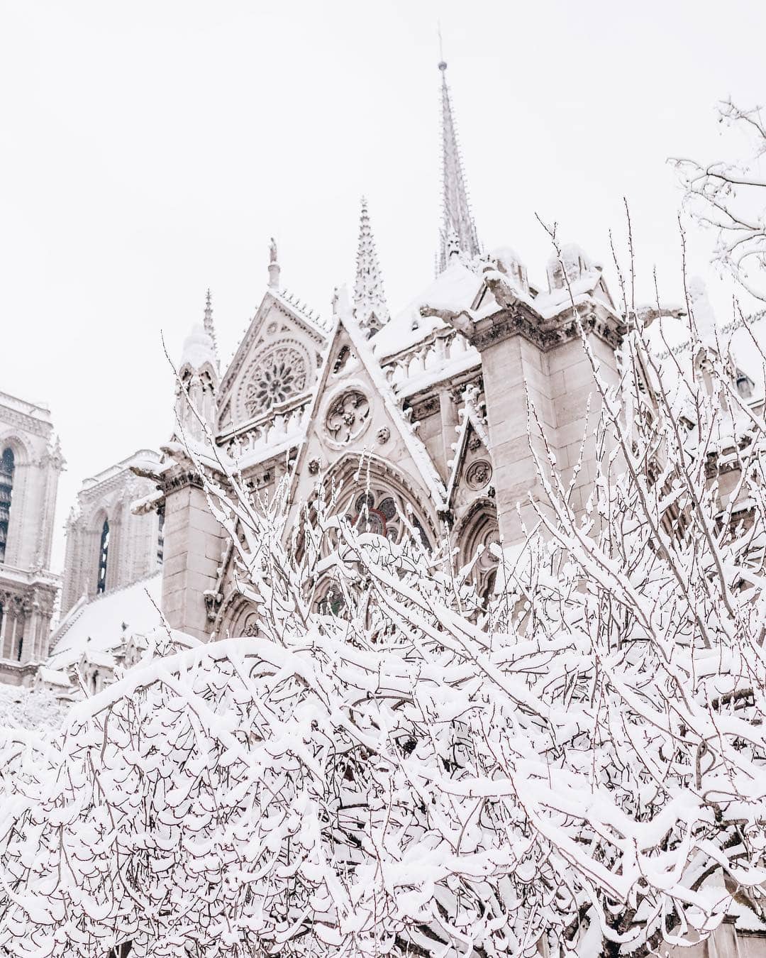 does it snow in Paris